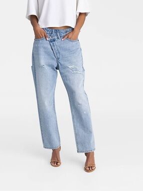 by KAHLANA Women's Mid-Rise Tapered Leg 'The Dylan Jean' - Light Wash